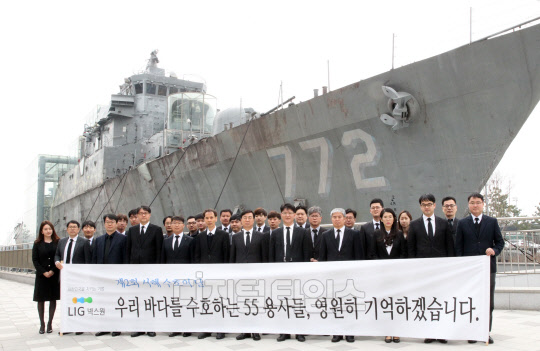 LIG넥스원 임직원 40여명이 서해수호의날 2주기를 앞둔 지난 20일 해군2함대사령부 천안함 선체를 찾아 희생장병을 추모하는 시간을 가졌다. LIG넥스원은 2011년부터 매년 대전현충원과 해군2함대에서 서해수호 영웅들의 희생을 기리고 국가 안보를 책임질 첨단 무기체계 개발 의지를 다지는 추모행사를 가져왔다. LIG넥스원 제공
